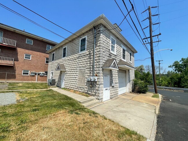 Building Photo - 313 E 4th St