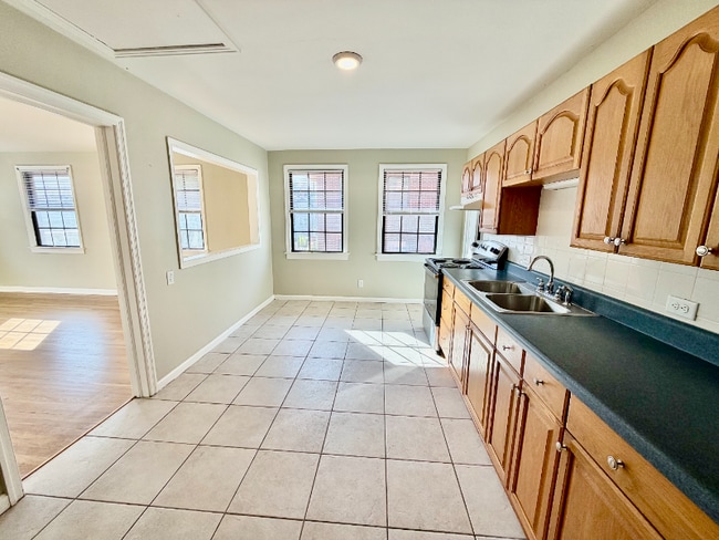 Building Photo - 1843 Hubbard St