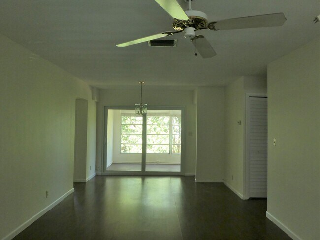 Building Photo - 3930 Crystal Lake Dr