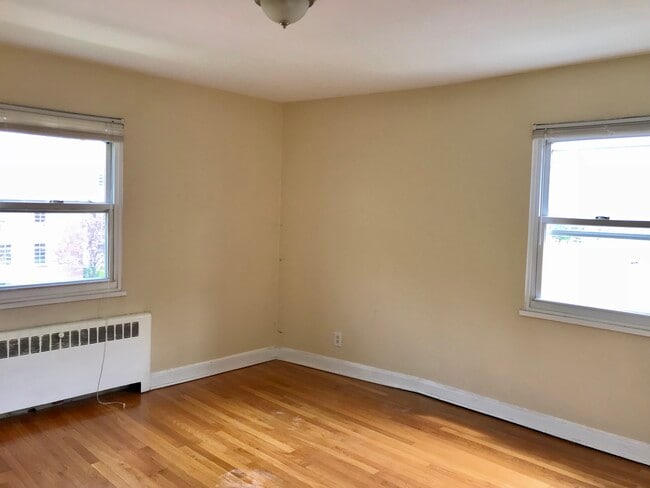 Building Photo - 877 Farmington Ave