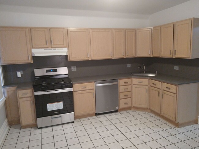 Building Photo - Nice Newly Remodeled 2Br, 1Bth, 2nd Floor -parking included