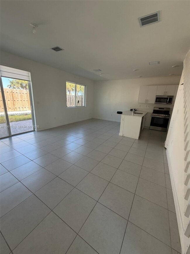 Building Photo - 679 SE 13th St Cir