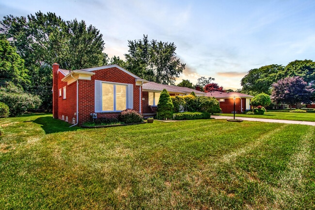 Building Photo - 16345 Pollyanna St