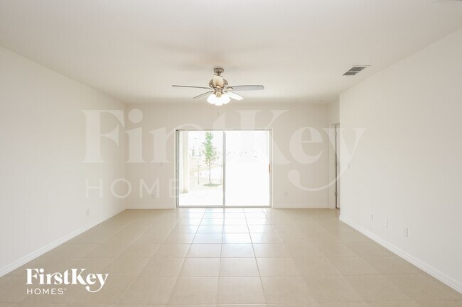 Foto del edificio - 5086 Royal Point Ave