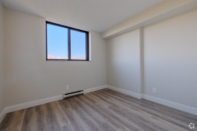 2BR, 1BA - 699 SF - 2nd Bedroom - 130 & 140 Lincoln Road