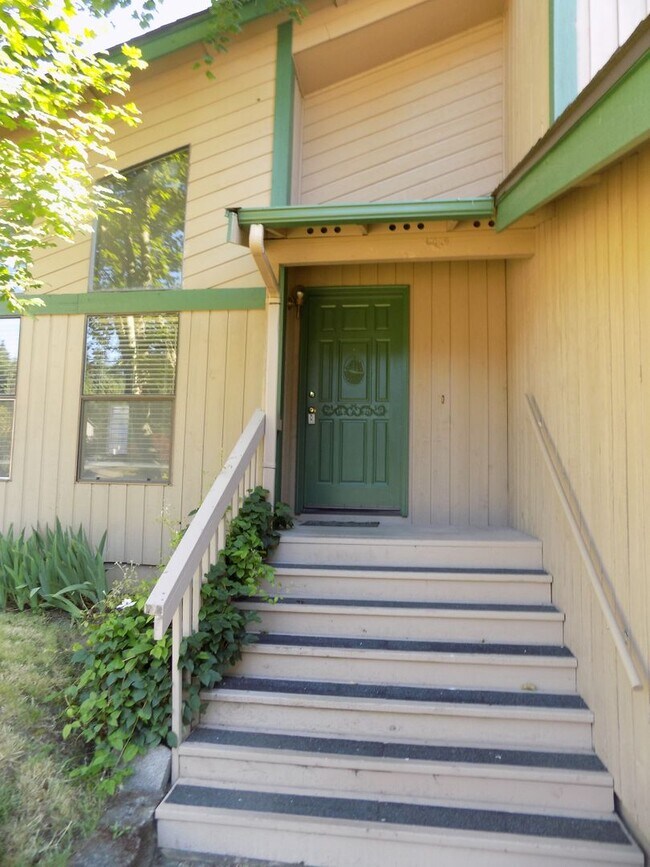 Building Photo - Federal Way out by Hoyt Road tri-level hom...