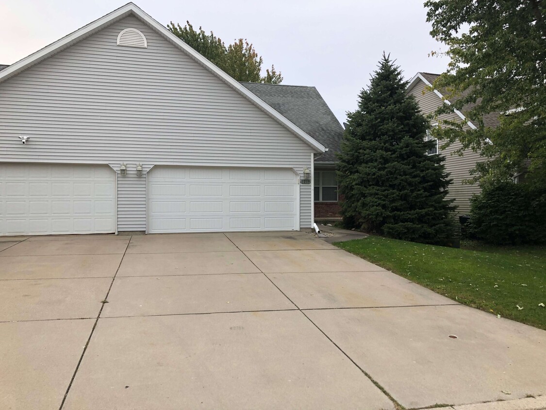 1218 Beacon Hill Ct, Normal, IL 61761 Townhome Rentals in Normal IL