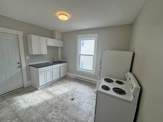 Building Photo - 385 Lutz St