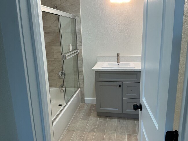 Foto del edificio - 3BD/2BA APARTMENT - UPSTAIRS UNIT