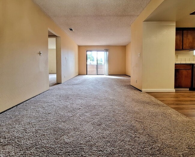 Foto del edificio - Spacious Second Floor 1bd Condo With Laundry In Unit, Pool, Balcony, & Carport!