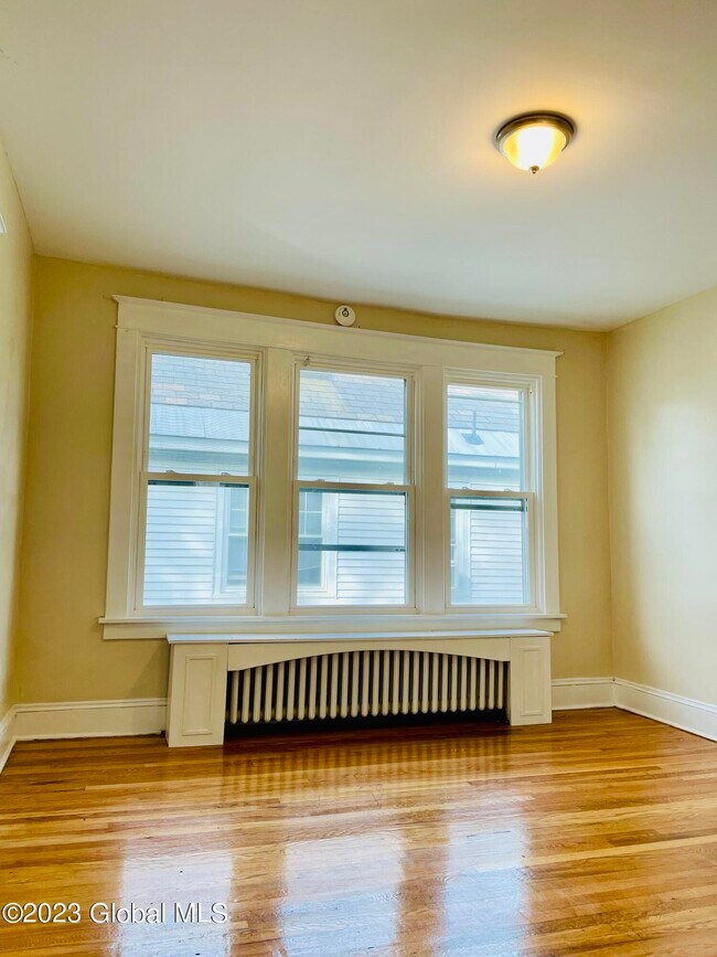 Foto del edificio - 44 Harris Ave