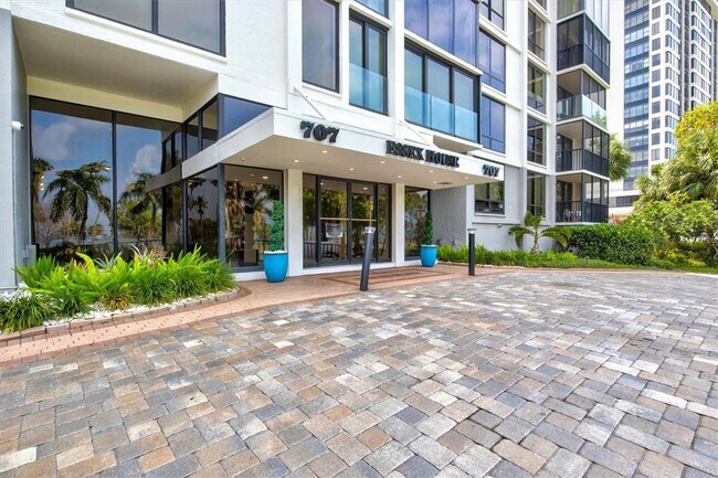Building Photo - 707 S Gulfstream Ave