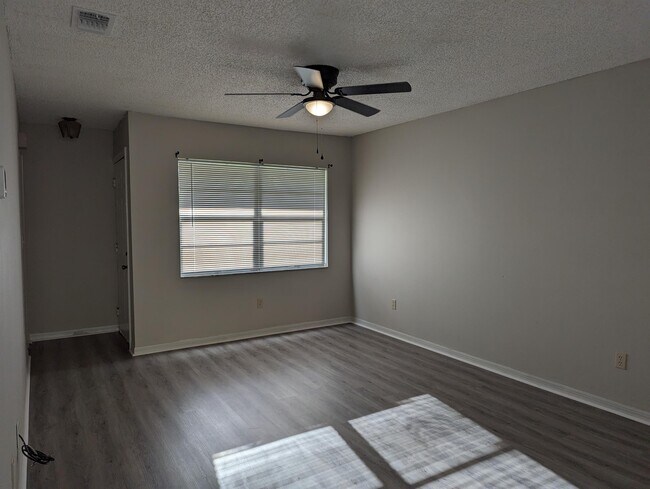 Foto del edificio - 462 Country Ln Dr