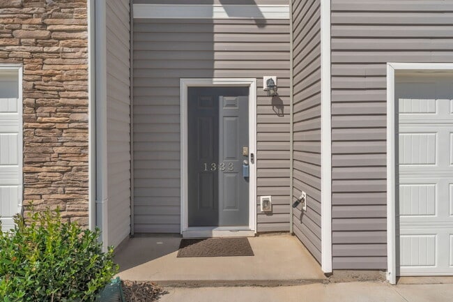 Building Photo - Don't miss this charming 3-bedroom, 2.5-ba...