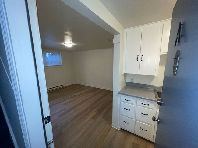Building Photo - LOWER SOUTH HILL ONE BED NEAR HUCKLEBERRY'...