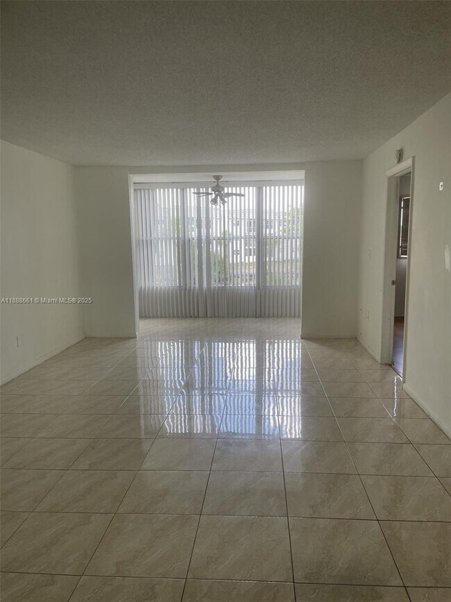 Foto del edificio - 8285 Sunrise Lakes Blvd