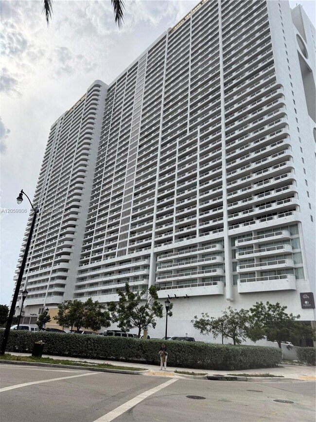 Foto del edificio - 1717 N Bayshore Dr