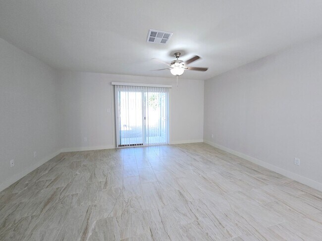 Foto del edificio - BEAUTIFULLY RENOVATED TOWNHOME! 3BD/2B SIN...