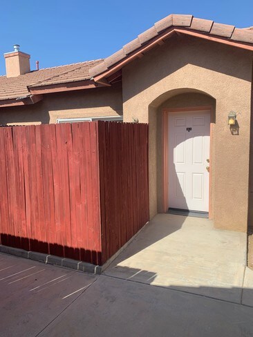 Foto del edificio - 523 Yellow Meadow Ct