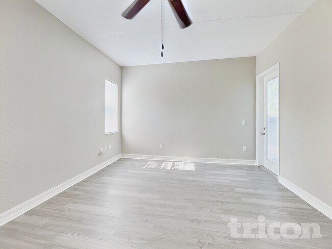 Foto del edificio - 2793 W Price Blvd