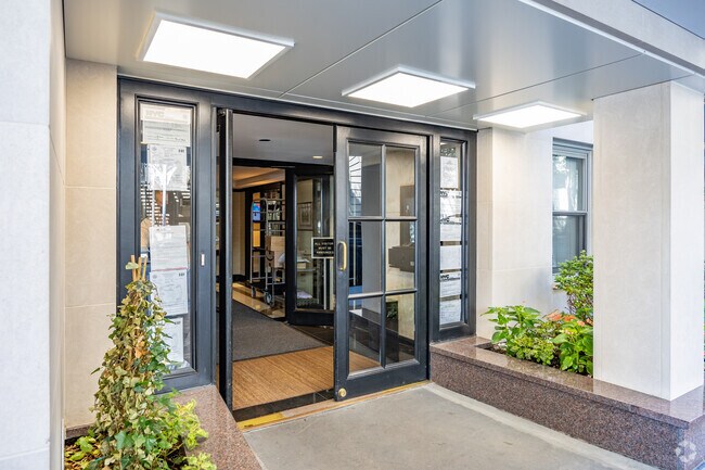 Entrance - 136 E 76th St