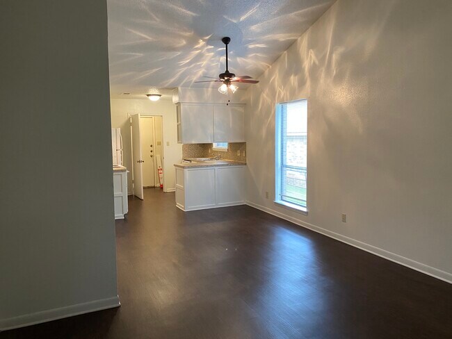 Building Photo - 1710 Preston Dr