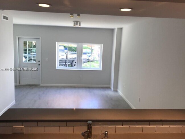 Foto del edificio - 3069 SW 7th St