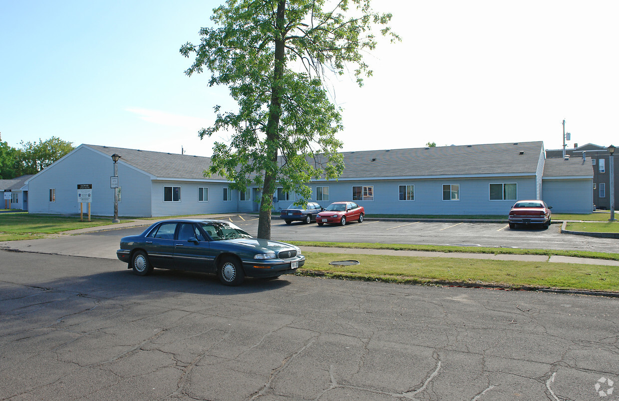 Primary Photo - Oakwood Apartments