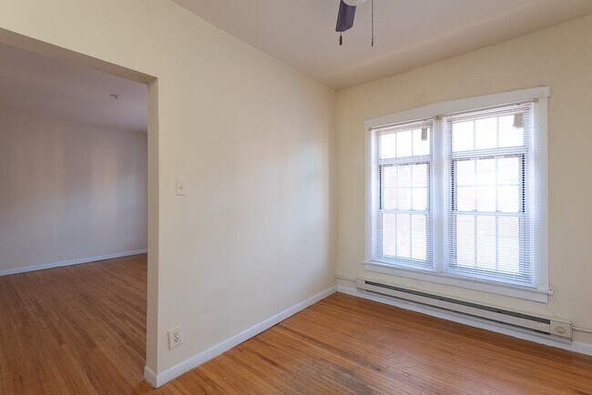 Building Photo - 625.5 W Barry Ave