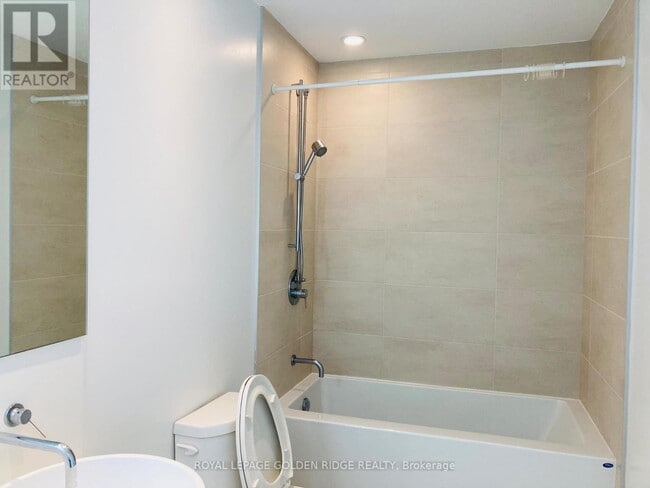 Building Photo - 185 Roehampton Ave