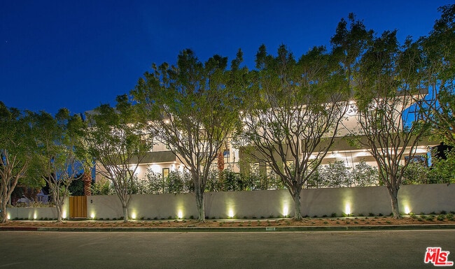 Foto del edificio - 8566 Colgate Ave