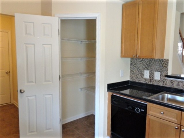 Building Photo - 102 Villa Way