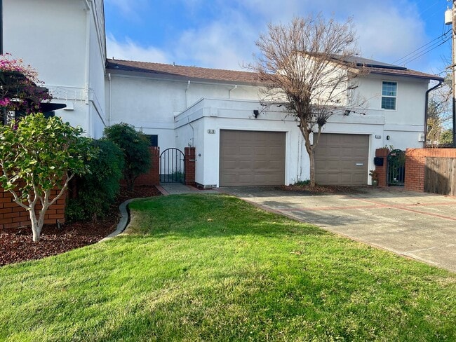Photo - Great Townhome in the Pocket area close to everything!