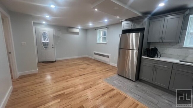 Building Photo - BEAUTIFULLY GUT RENOVATED MODERN 2 BEDROOM...