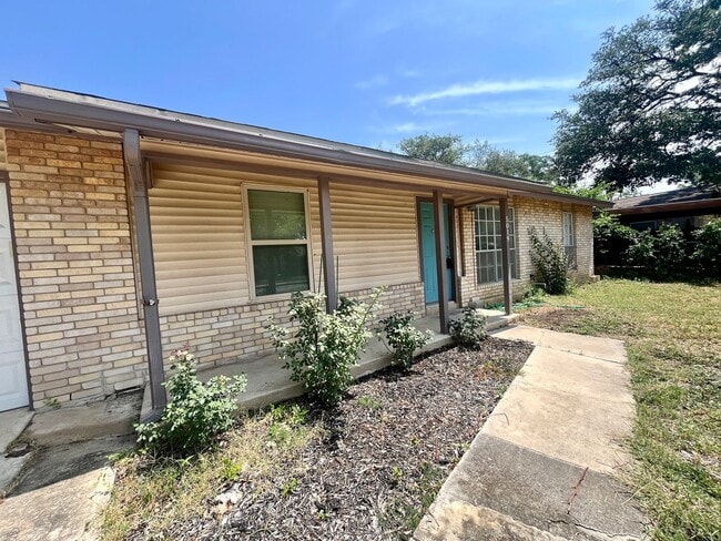 Building Photo - 3 Bedroom 2 Bath~ Close to Fort Sam!