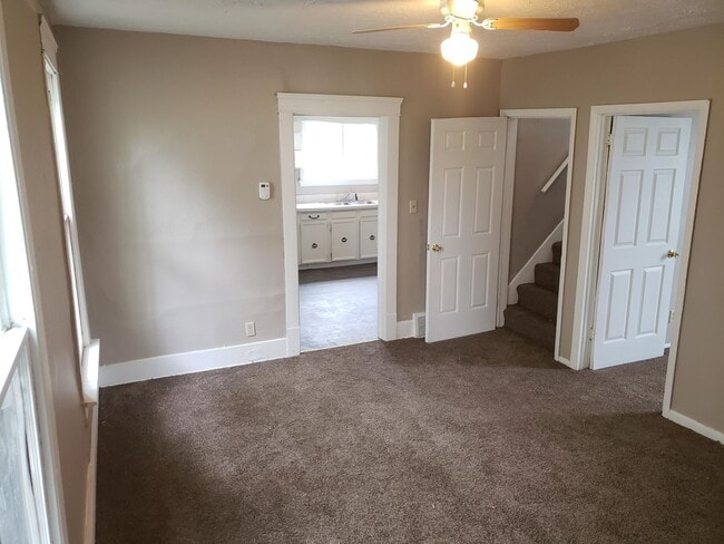 Building Photo - Nice 4 bedroom colonial with covered front...