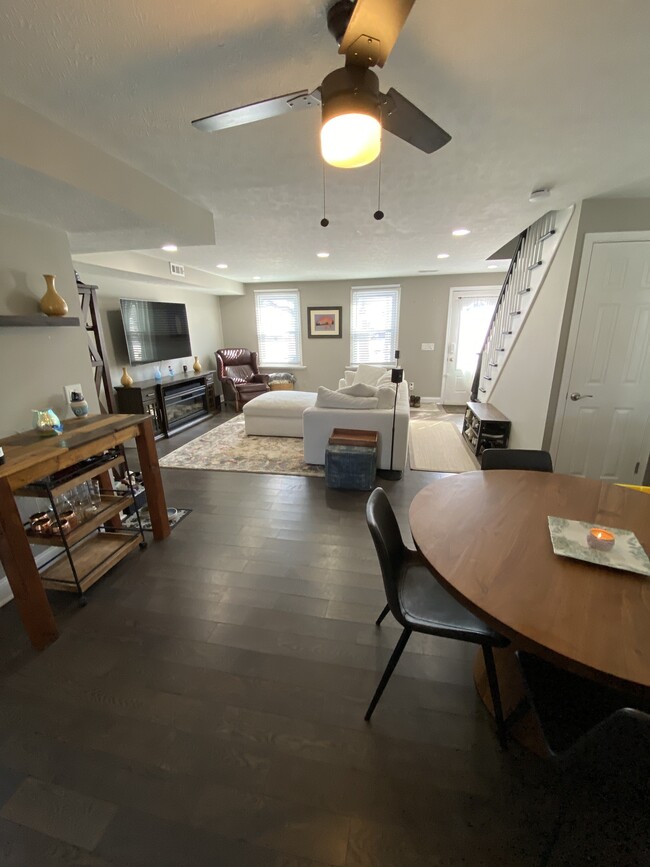 Open living concept - 3004 Monroe Ave