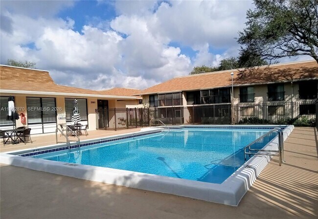 Foto del edificio - 5825 Washington St