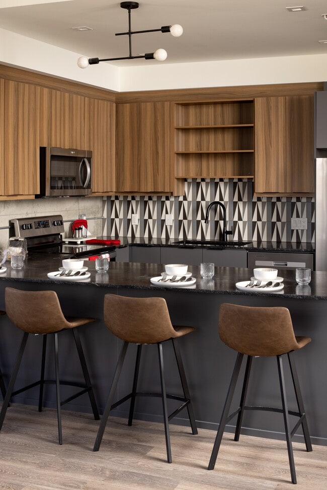 Building Photo - Damask