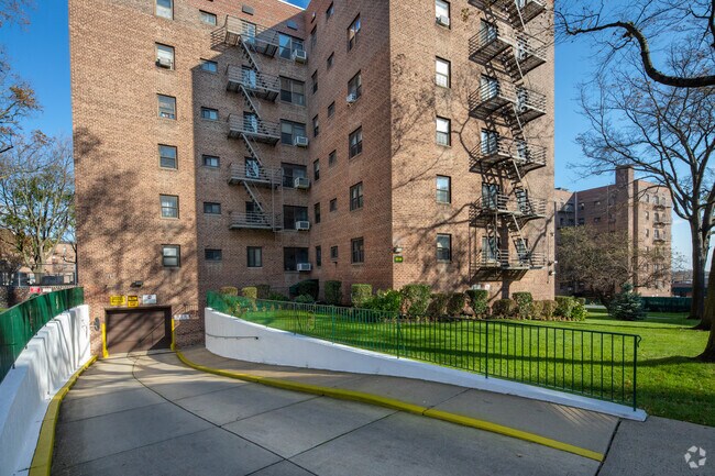 Foto del edificio - 87-56 Francis Lewis Blvd