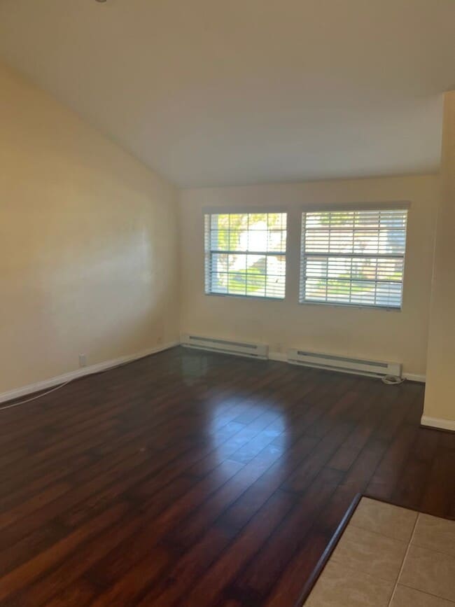 Building Photo - Spacious Studio