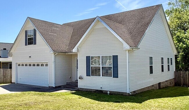 Foto del edificio - Nice home awaiting you to call home today- close to shopping and dining