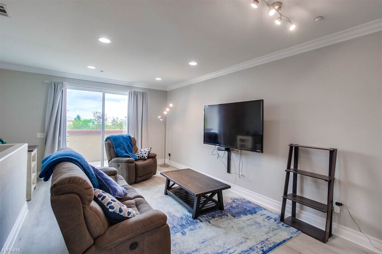 Foto principal - 3 br, 3 bath Townhome - 1338 Caminito Fabr...