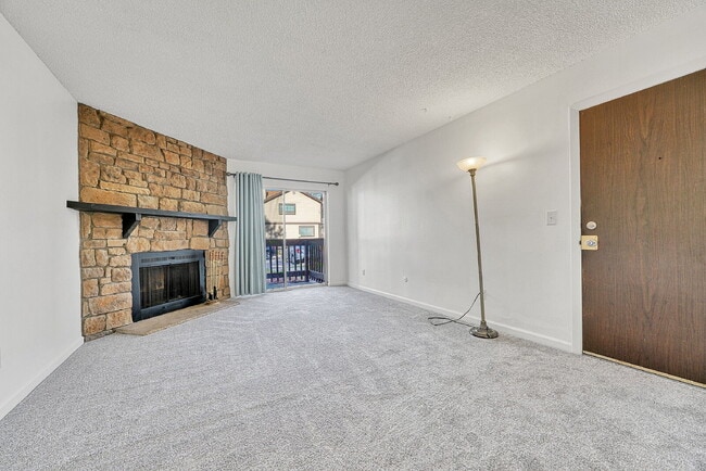 Building Photo - $1,195, 1 bed, 1 bath, located in Aurora.