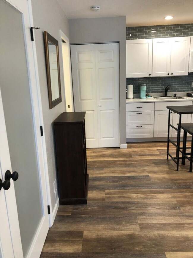 Foto del edificio - Beauty and Convenience! Remodeled, Fully F...