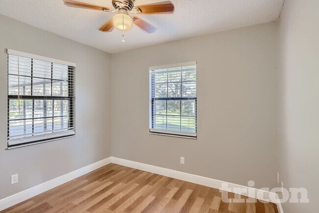 Foto del edificio - 12449 Blue Heron Way