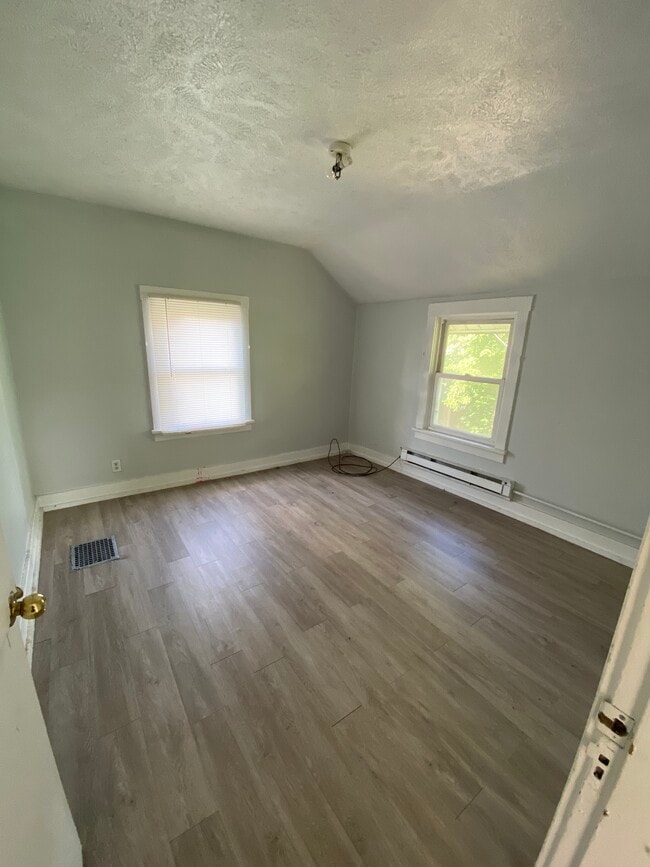Building Photo - 846 Maple Ave