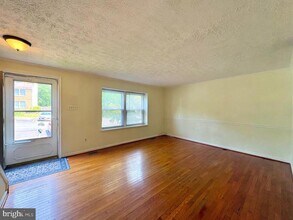 Building Photo - 8112 Parkdale Ct