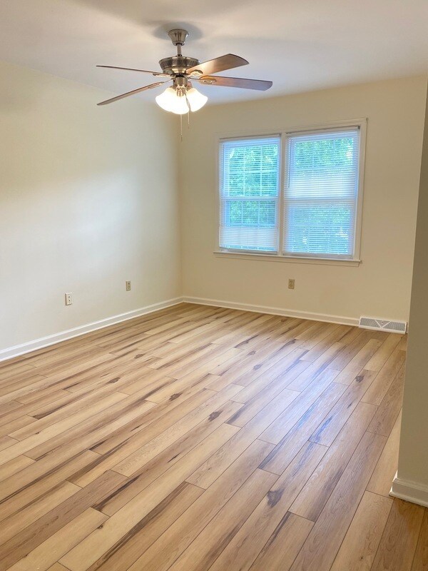 Building Photo - 107 Rainbow Cir