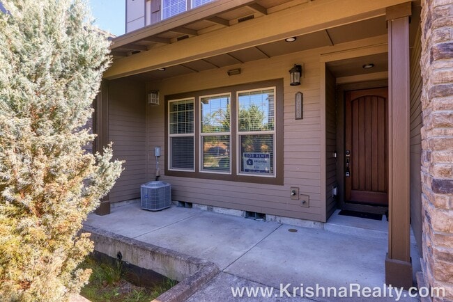 Building Photo - Delightful 3 BD* 2.5 Bath* Townhome Locate...
